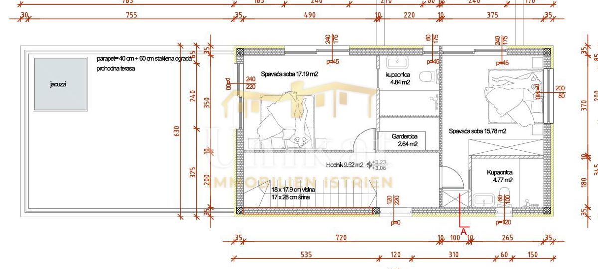 Casa con grande terrazza sul tetto e piscina